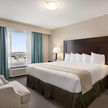 Ramada By Wyndham Emerald Park/Regina East Exterior foto