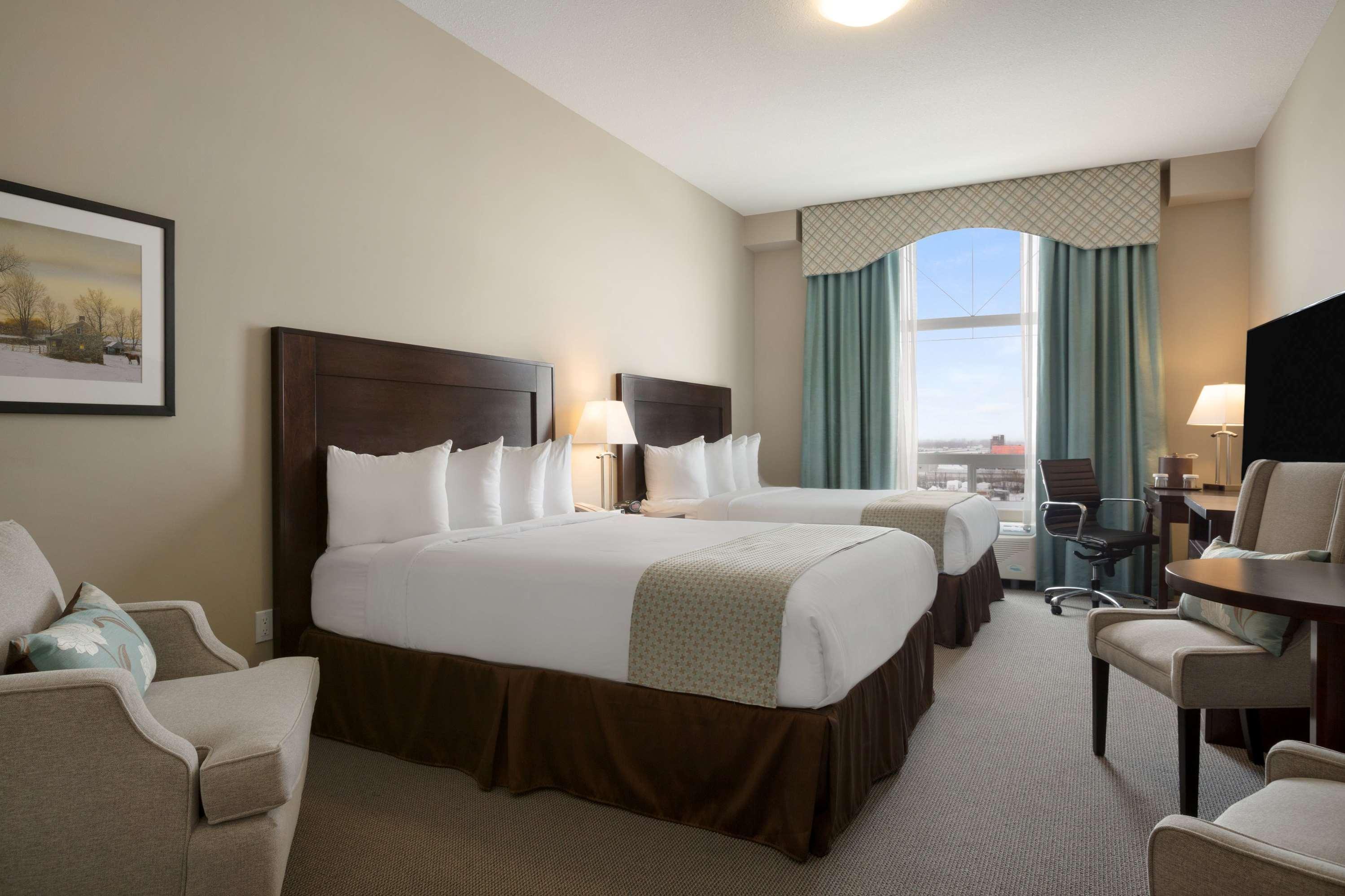 Ramada By Wyndham Emerald Park/Regina East Exterior foto