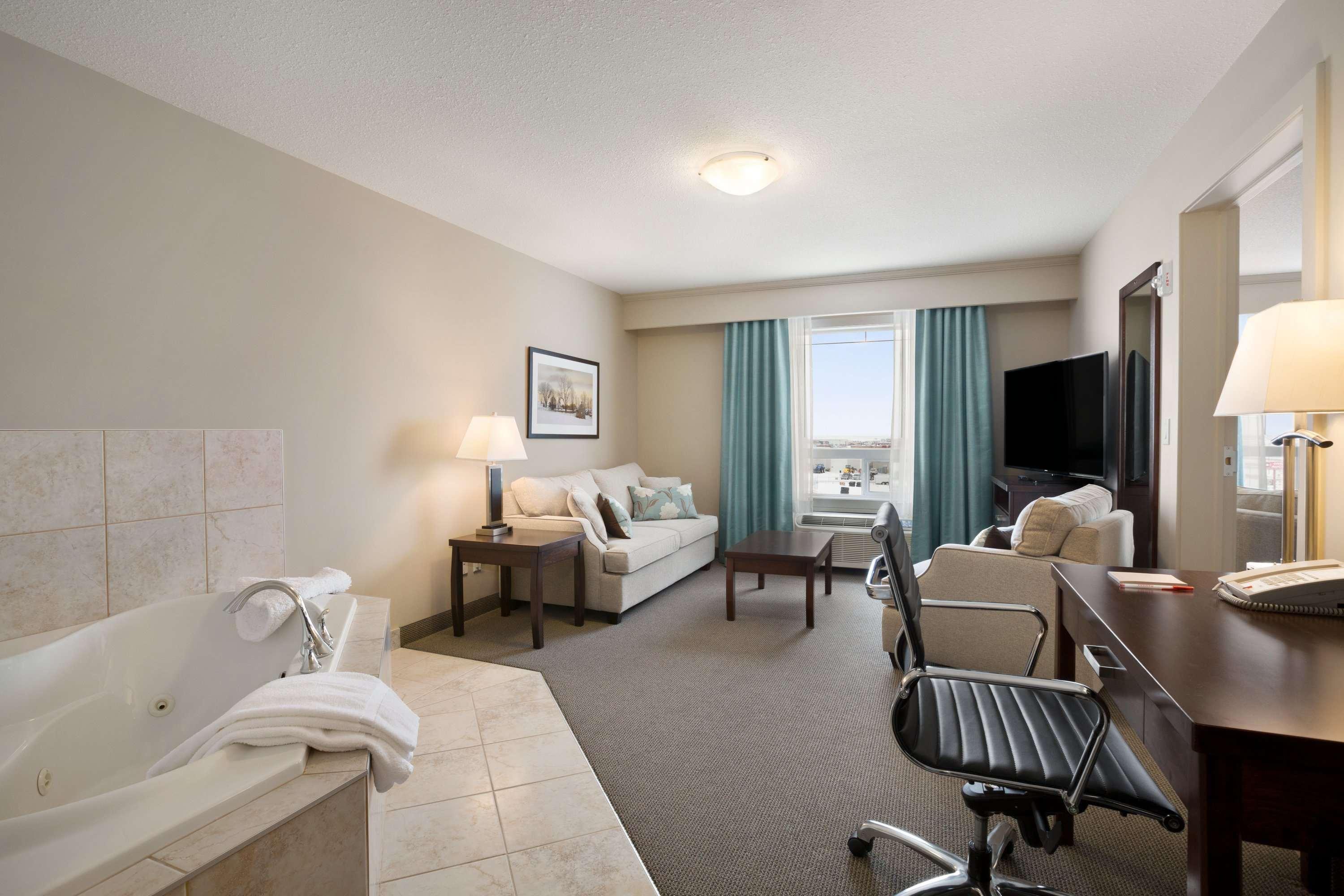 Ramada By Wyndham Emerald Park/Regina East Exterior foto