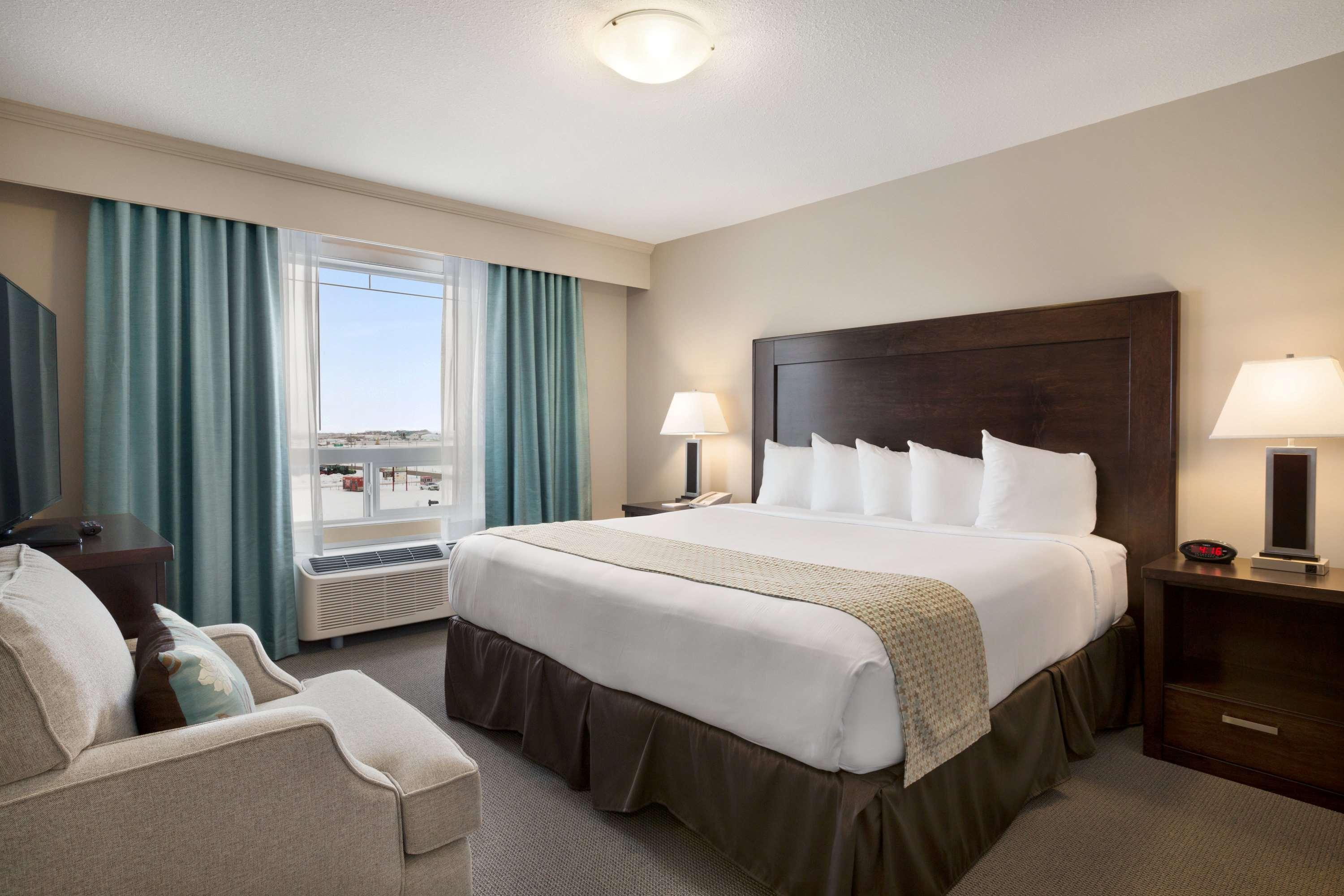Ramada By Wyndham Emerald Park/Regina East Exterior foto