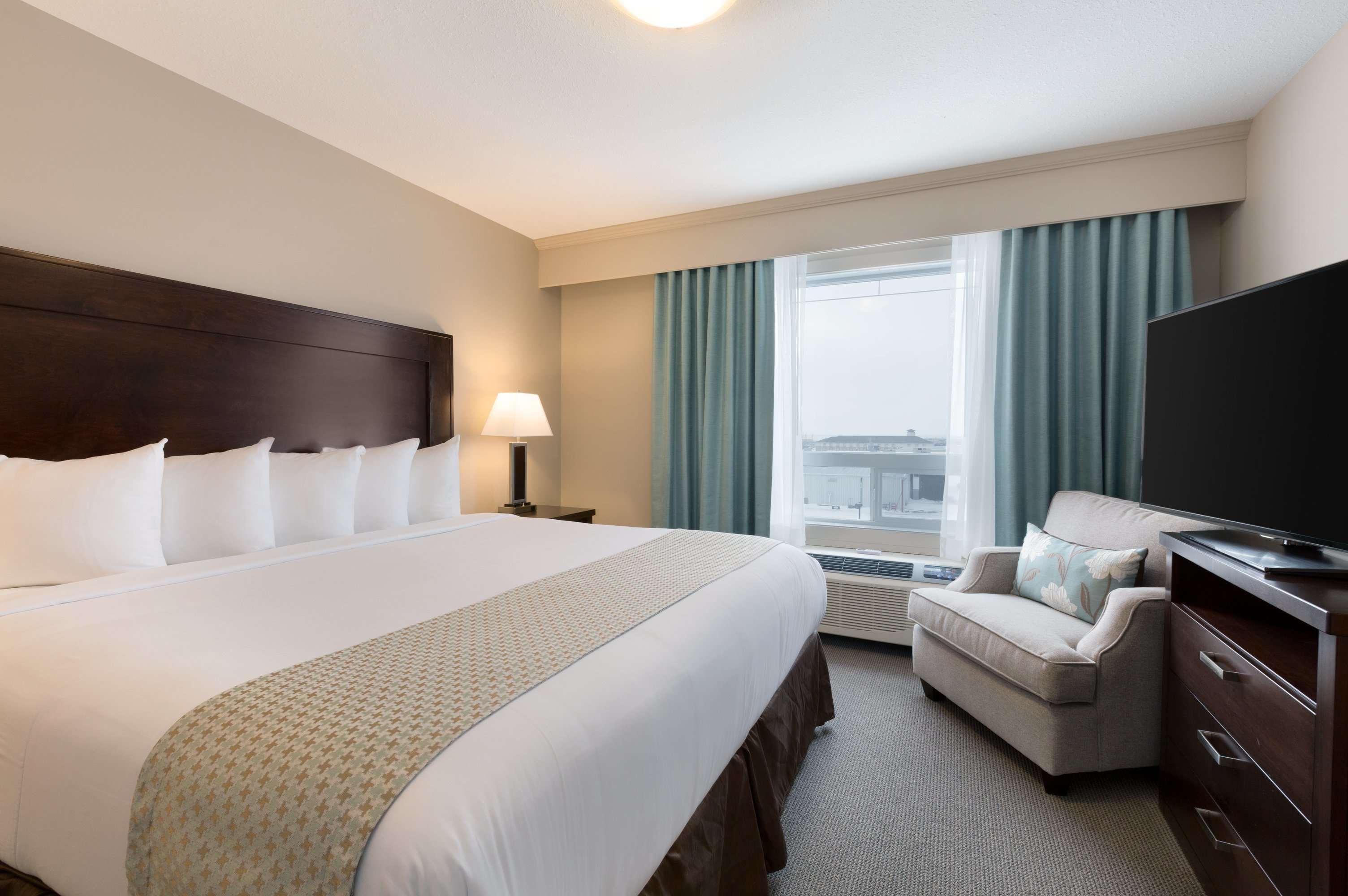 Ramada By Wyndham Emerald Park/Regina East Exterior foto