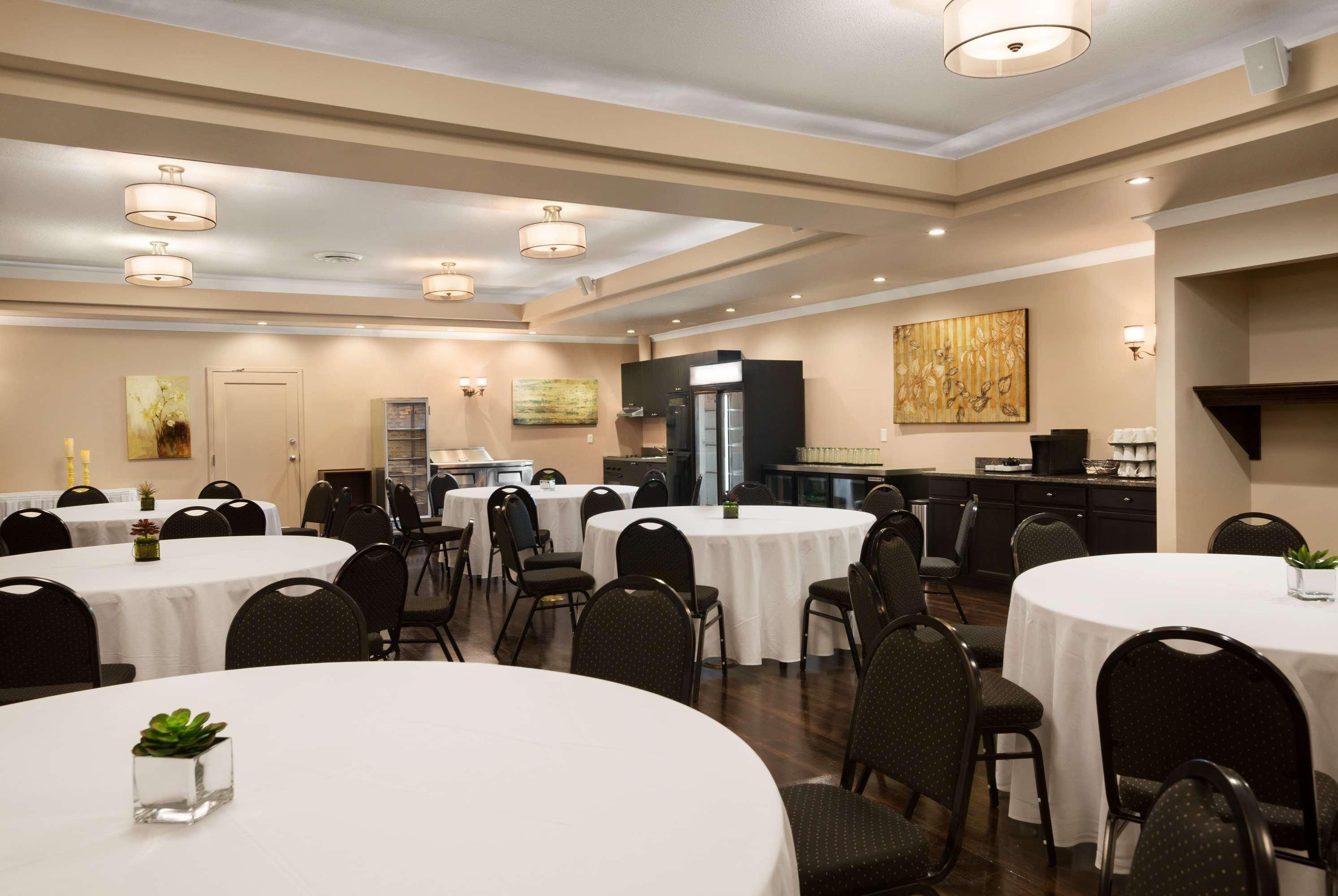 Ramada By Wyndham Emerald Park/Regina East Exterior foto