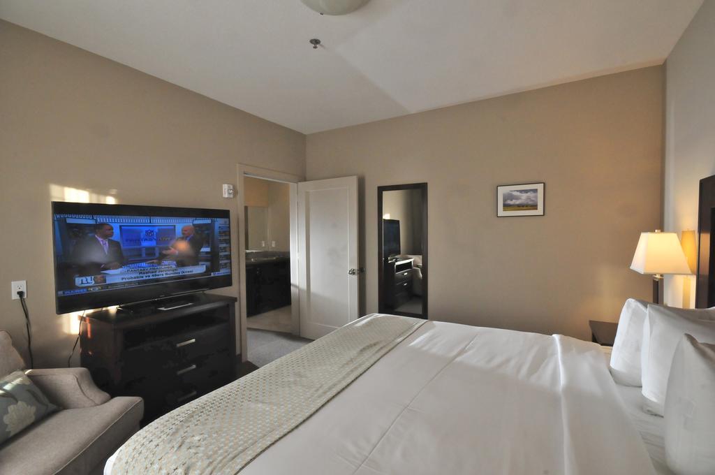 Ramada By Wyndham Emerald Park/Regina East Exterior foto