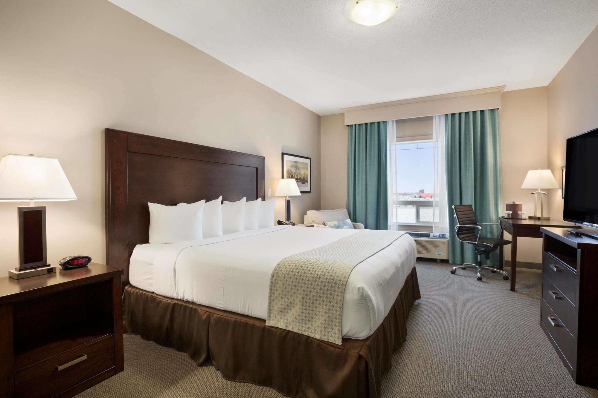 Ramada By Wyndham Emerald Park/Regina East Exterior foto